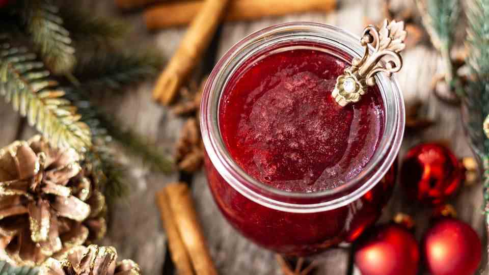 Christmas breakfast: It's so easy to make mulled wine jam yourself.