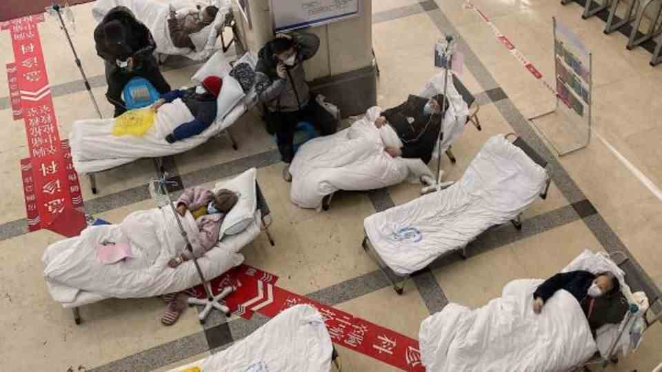 China: In a clinic in Chongqing, the first patients are parked in the lobby