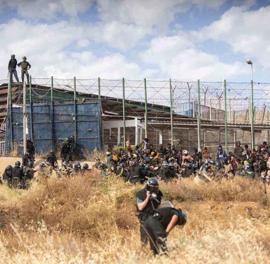 According to media reports, hundreds of migrants climbed the border fence between Morocco and the Spanish North African exclave of Melilla on Friday.
