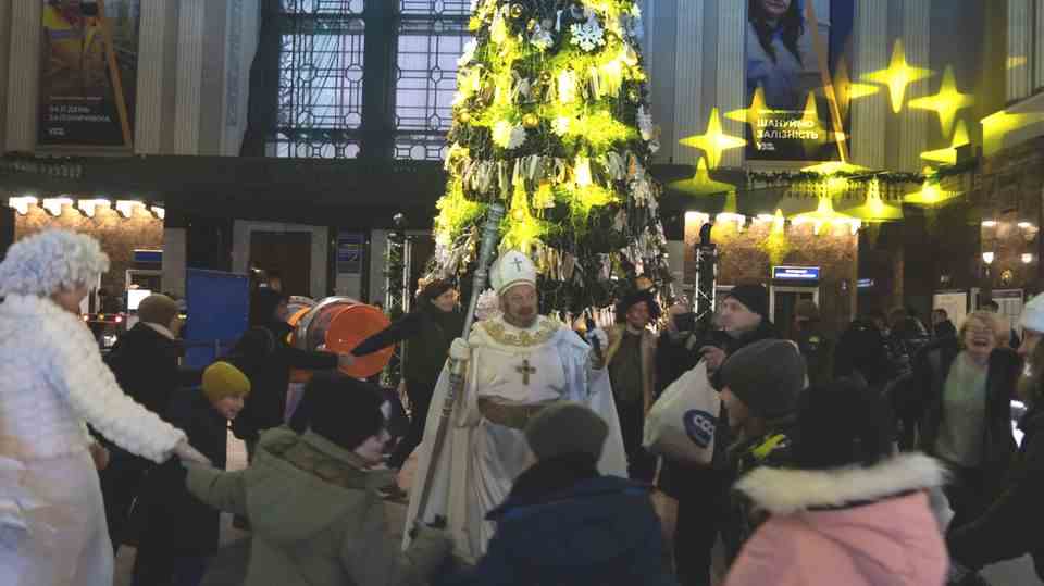 Christmas spirit in Ukraine: a Christmas tree decorates the dark central station in Kyiv
