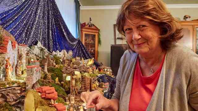 Markt Schwabener Nativity scene: Ulli Tandler has long since given up fighting her husband's passion for nativity scenes, she is responsible for the draping of the figures and also...