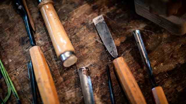 Gröbenzell: Michael Jaumann still uses his grandfather's tools.  That feels good.  You still have to be careful.  Many wood sculptors can be recognized by the scars on their thighs and forefingers.