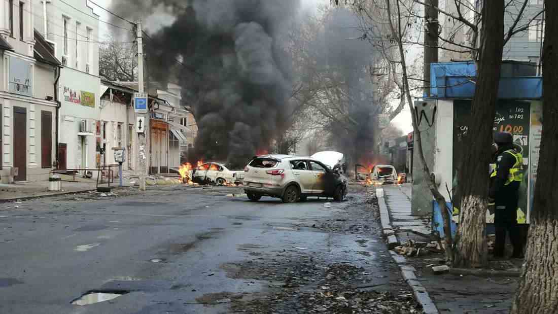 Ukraine-Krieg: Autos brennen und Rauch steigt auf, nachdem ein russischer Raketenangriff das Stadtzentrum getroffen hat. Bei einem russischem Beschuss des Zentrums der südukrainischen Stadt Cherson sind nach Angaben der örtlichen Behörden 10 Menschen getötet und 55 weitere verletzt worden.