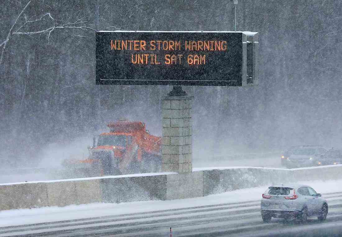 Ein Schneeräumfahrzeug räumt in den USA die Straße von Schnee frei