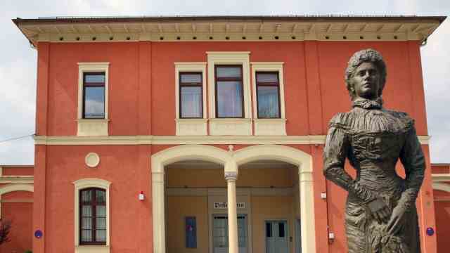 Mythos Elisabeth von Wittelsbach: Vor dem historischen Bahnhof Possenhofen steht eine Sisi-Statue, im Bahnhofsgebäude ist das Kaiserin-Elisabeth-Museum unterbebracht.