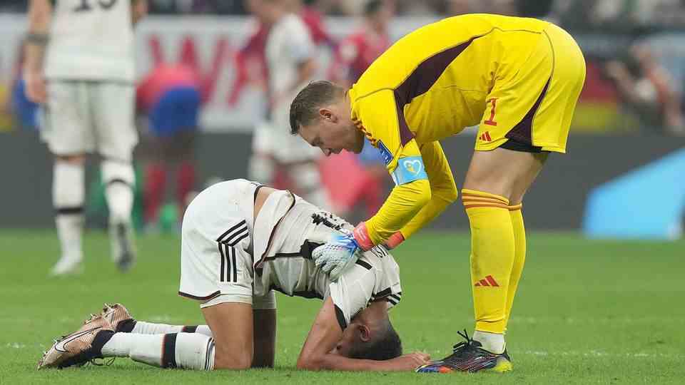 Manuel Neuer and Jamal Musiala after the last World Cup game.  The world rankings also went down.