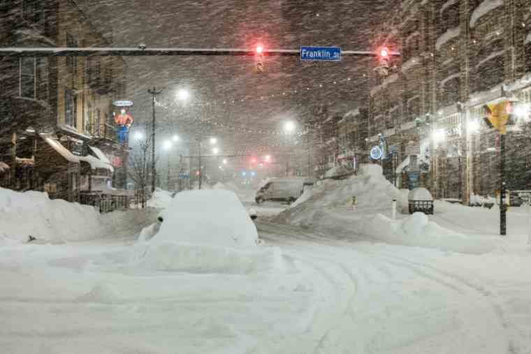 Vehicles abandoned in the snow in downtown Buffalo, New York, United States, December 26, 2022 (AFP / Joed Viera)