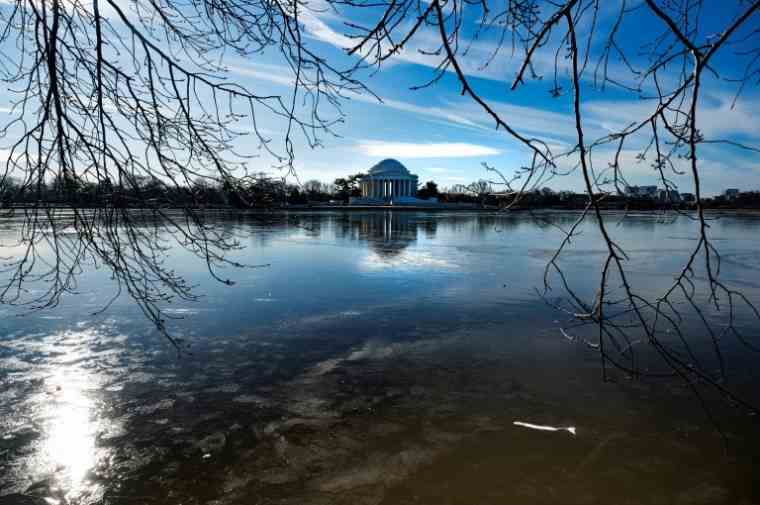 The Jefferson Memorial and the frozen waters of the Tidal Basin in Washington, December 26, 2022 (AFP / Jim WATSON)