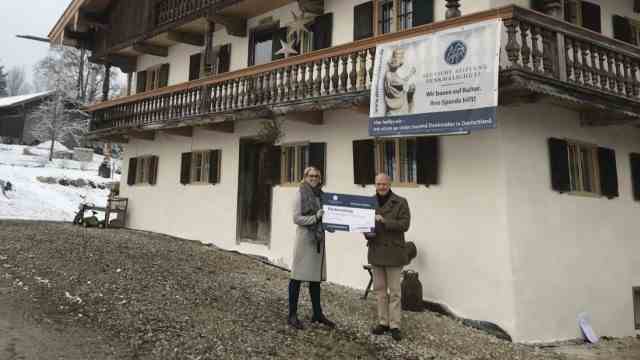 Preservation of monuments: Axel Hofstadt hands over a support check for 30,000 euros for monument protection measures on a farmhouse in Miesbach.