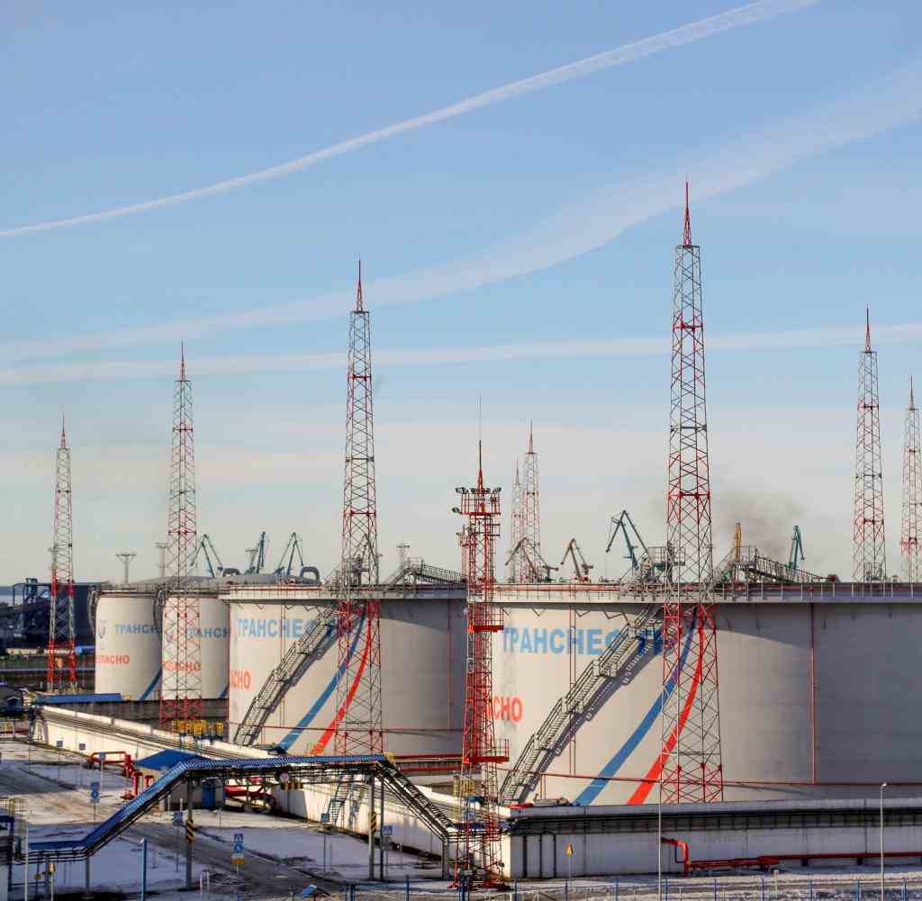 Tanks von Transneft, einem staatlichen russischen Unternehmen, das die Erdöl-Pipelines des Landes betreibt, im Ölterminal von Ust-Luga