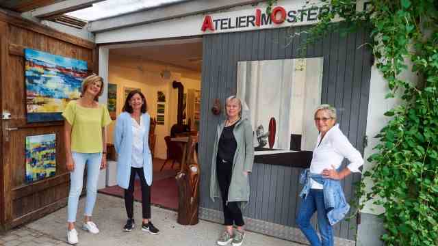 Annual review 2022: The members of the KunstStoff group, shown here Conni Propstmeier, Rosemarie Hingerl, Conny Boy and Inge Schmidt, welcome visitors to their open studios in May.
