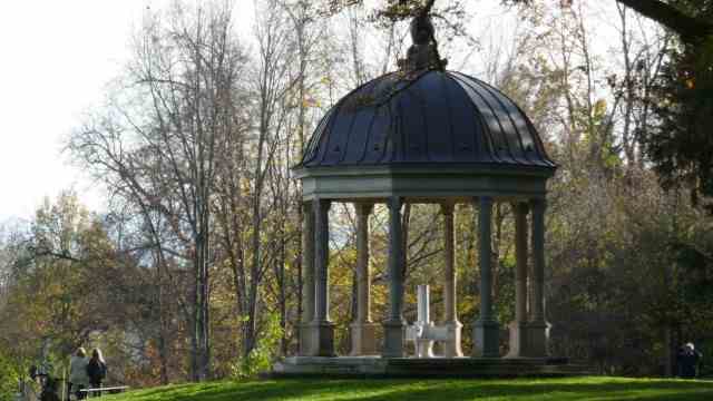Preservation of monuments: In the Schacky Park in Dießen, the enclosure, pond fountain and lights of the Monopteros have been protected and restored.