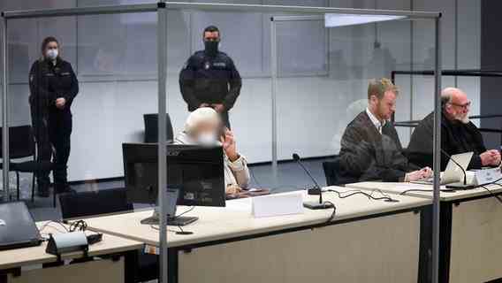 The accused Irmgard F. is sitting in the courtroom at the beginning of the trial day.  © dpa-Bildfunk Photo: Christian Charisius
