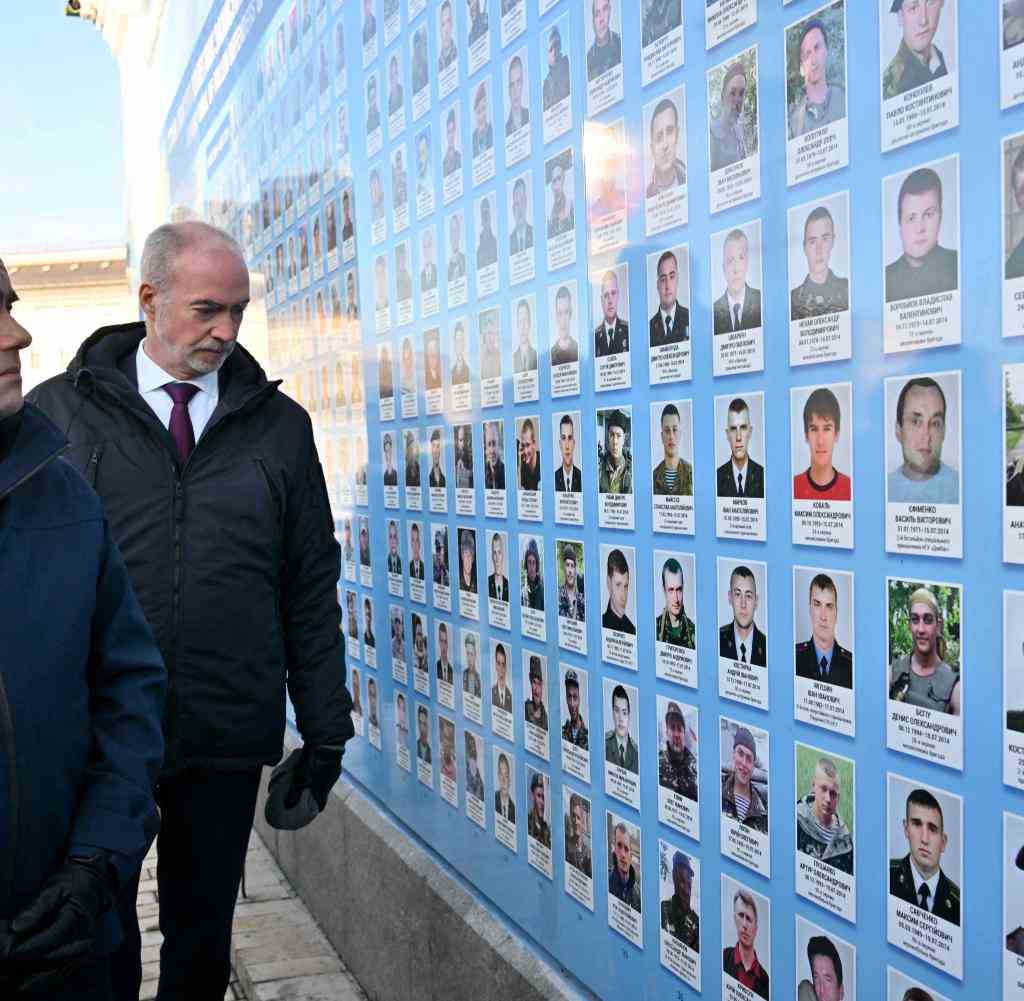 Der französische Verteidigungsminister, Sebastien Lecornu (l.), und der französische Botschafter in der Ukraine, Etienne de Poncins (r.), gehen an einer Gedenkmauer in Kiew entlang