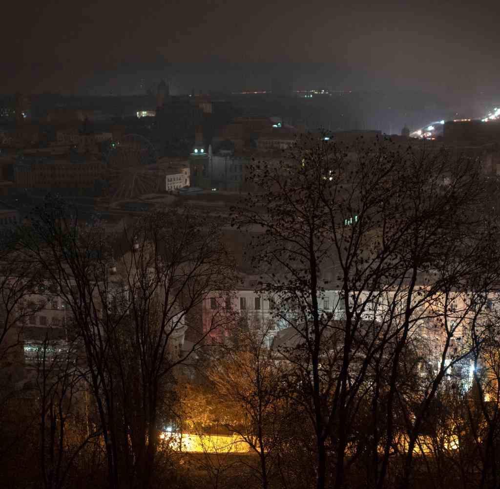Kiew ist während eines Stromausfalls im November nach einem russischen Raketenangriff unbeleuchtet