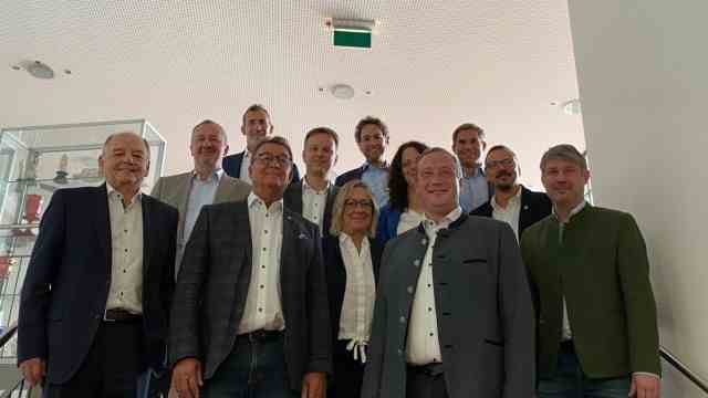 Annual review 2022: Eleven mayors from three districts meet in Pliening and found the association "City and State of Munich East"which is to work for traffic improvements.