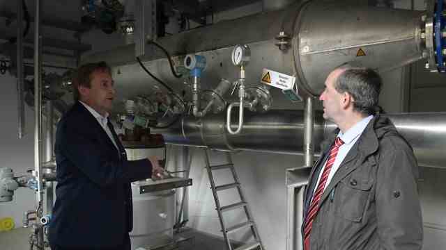 Billion dollar geothermal energy business: "A way of billions": Helmut Mangold (left), the managing director of the Pullacher Geothermie-Gesellschaft IEP, with Bavaria's Economics Minister Hubert Aiwanger in the local power plant.