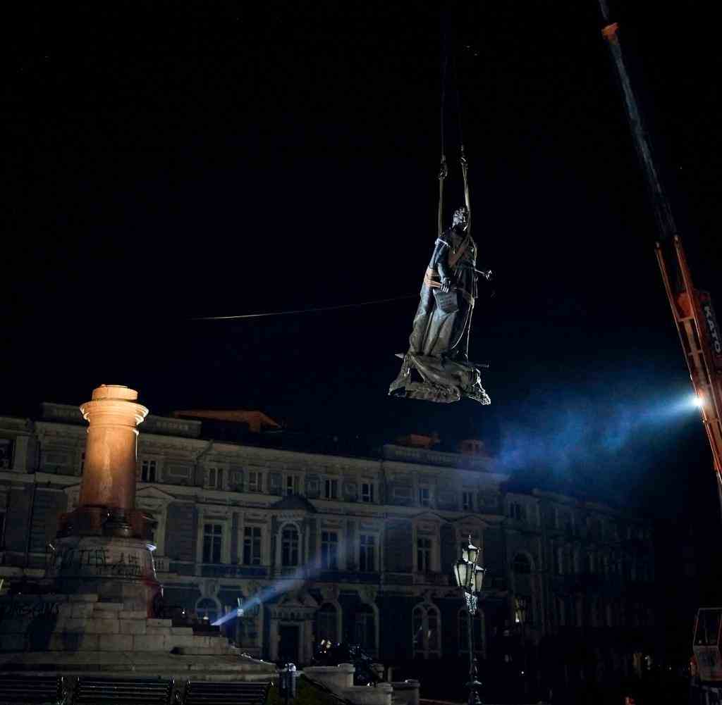 Arbeiter demontieren in Odessa das Denkmal der deutschstämmigen russischen Zarin Katharina II.