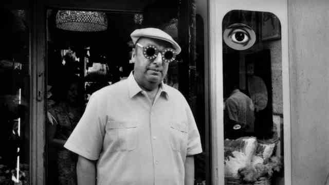 Photographer Inge Morath: The writer Pablo Neruda leaves a boutique in Greenwich Village/New York in 1966, where he has just bought a pair of very funny sunglasses.