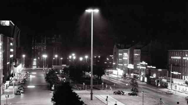 Munich pages: "super light" from the Osram research department: 1958 marks the 800th anniversary of Munich at the intersection of Schwanthalerstrasse and Sonnenstrasse "brightest lamp in the world" set up.