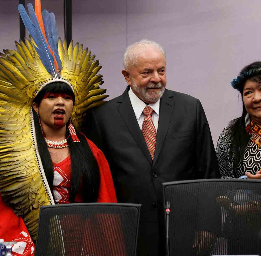 Promises more protection for the rainforest: Lula da Silva, here with Brazilian indigenous people