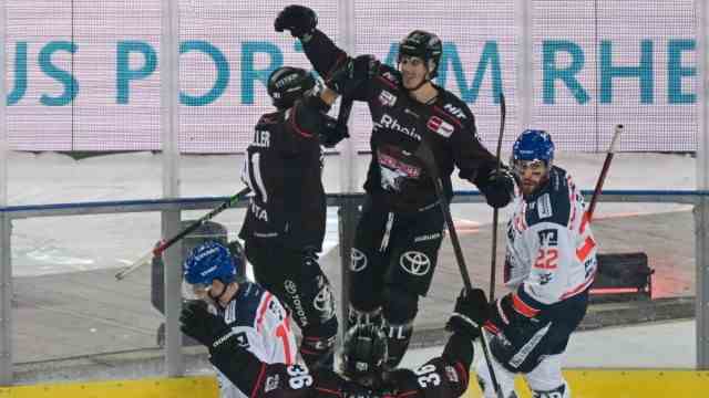 Ice hockey: runs for the sharks: Maximilian Kammerer (centre) throws his arms up after his goal to make it 2-0.