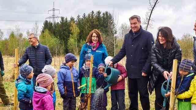 Year in review 2022: At "Arbor Day" In April, the children of the forest kindergarten in Poing plant trees in the test forest in Grub together with Prime Minister Markus Söder and Forest Minister Michaela Kaniber.