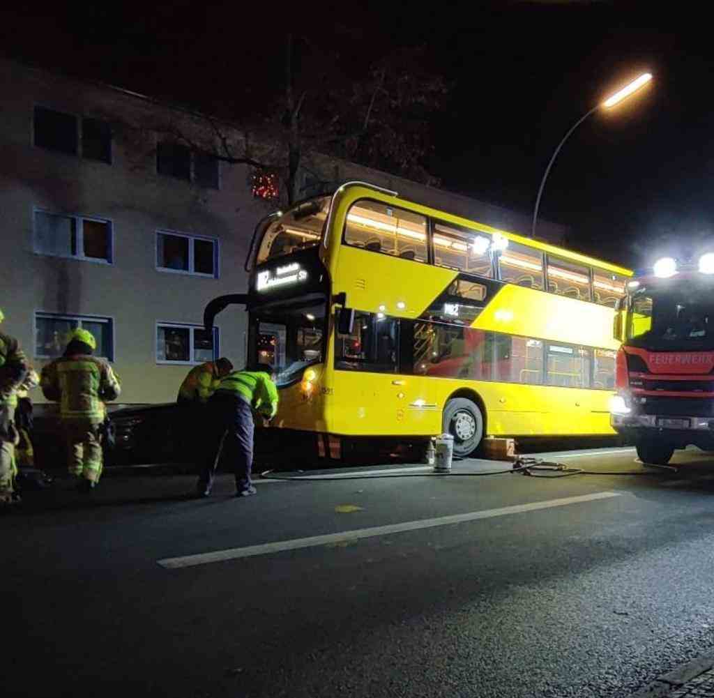 In Berlin-Steglitz, two pedestrians fell under the double-decker in a serious traffic accident with a BVG bus.
