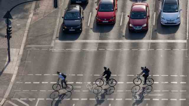 Berlin: cyclists cross a street in Berlin (symbol image).