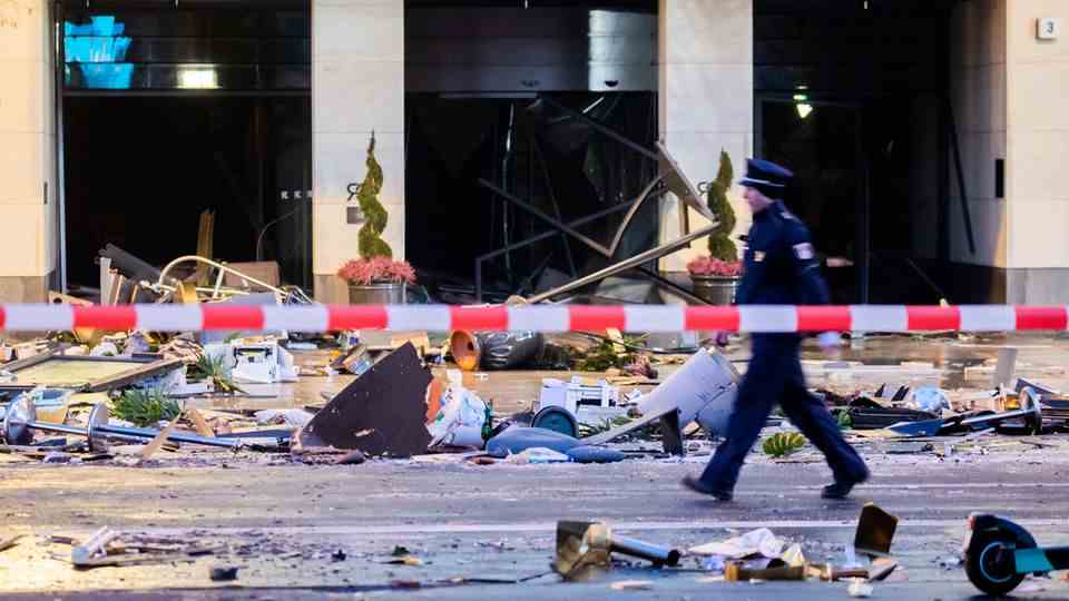 Berlin: Debris lies on Karl-Liebknecht-Strasse in front of a hotel.  A huge aquarium burst in the hotel, the police said on Friday morning.  Water poured onto the street.