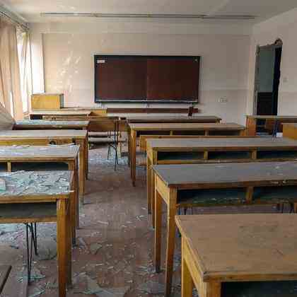 Glass splinters lie on tables in a room at the university in Kharkiv.  |  picture alliance / AA