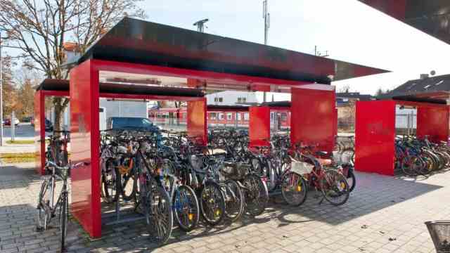 Local transport in the district: The bicycle racks in the west of the Ebersberg train station are being expanded.
