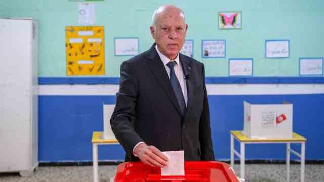 Tunisia: Kais Saied casts his vote.