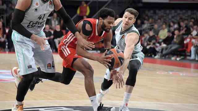 Basketball Euroleague: "That's part of the deal"say Munich's Corey Walden (middle, against Valencia's James Webb, r.) to the appointment hunt.