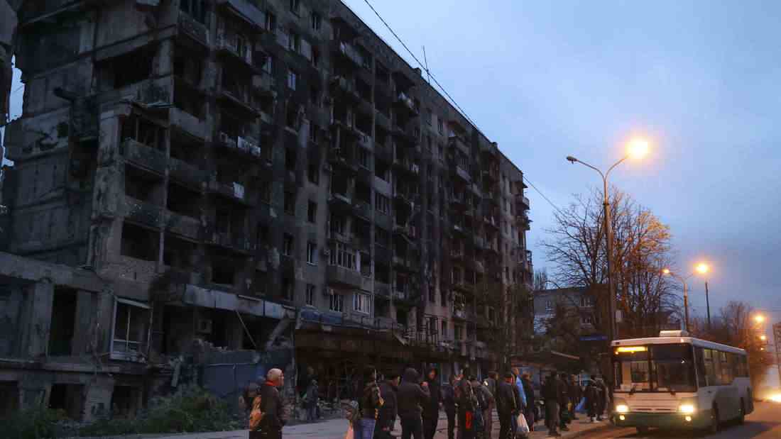 Ein von schweren Kämpfen zerstörtes Haus in Mariuopol: 20.000 Menschen sollen in der Stadt dem Ukraine-Krieg zum Opfer gefallen sein.  