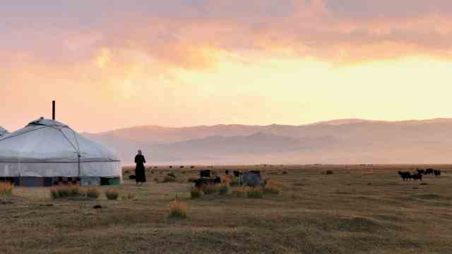 travel book "Remote Experiences": A ger, the steppe and behind it the mountains.  This is what the Mongolian stereotype looks like.  But of course there is an enormous rural exodus of semi-nomads into the big cities.