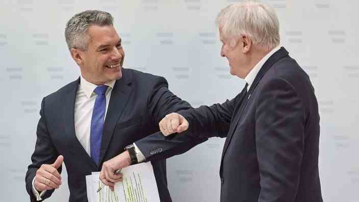 Afghanistan: Hello, neighbor: Austria's then Interior Minister Nehammer and his German counterpart Seehofer after a conference on escape routes in 2020.