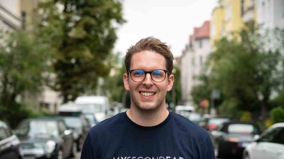 Niklas Spichalsky is the founder of online acoustics "MySecondEar".  He himself has worn hearing aids since he was a child and knows exactly what hurdles the hard of hearing encounter with them.  That's why he actively campaigns for more sustainability and comfort for the wearer - and against the stigma that still affects the hard of hearing. 