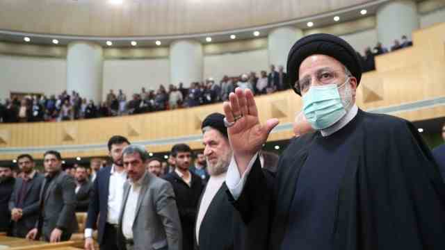 Iran: Should small concessions only avert the general strike?  Iran's President Ebrahim Raisi (right), here on Saturday at a conference in Tehran.
