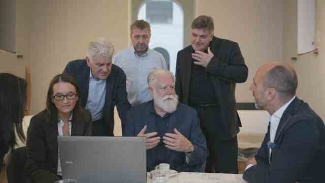 Art: The artist James Turrell visiting the Domberg Freising in the Diocesan Museum, planning the Chapel for Luke - with the director of the house, Christoph Kurzder (right), the Munich architect Walter Achatz, who implemented the chapel (2nd from right), the deputy museum director Carmen Roll, and Turrell's gallery owner Wolfgang Häusler (2nd from left).