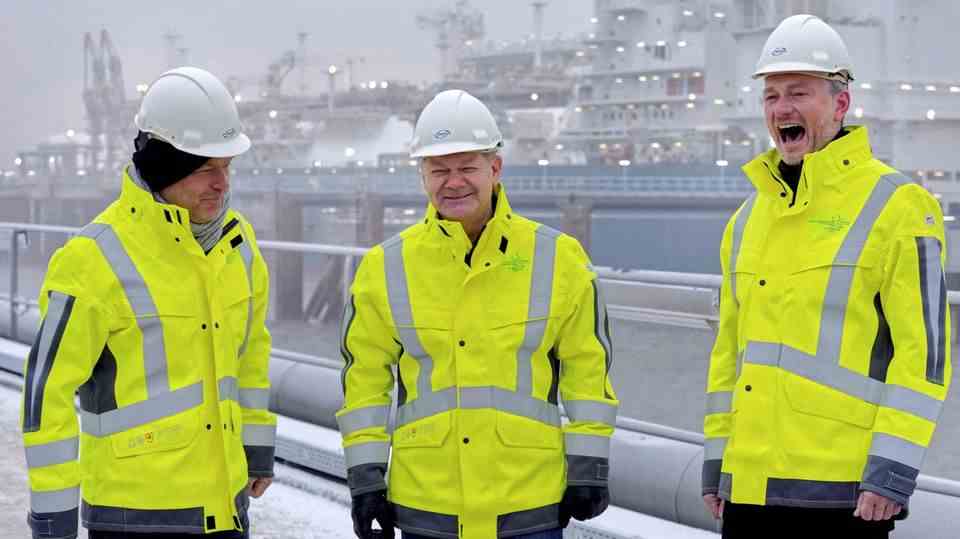Olaf Scholz (center), Robert Habeck (left) and Christian Lindner at the LNG terminal opening in Wilhelmshaven