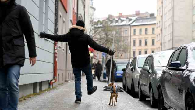 Black ice and snow: pedestrians in Munich in winter