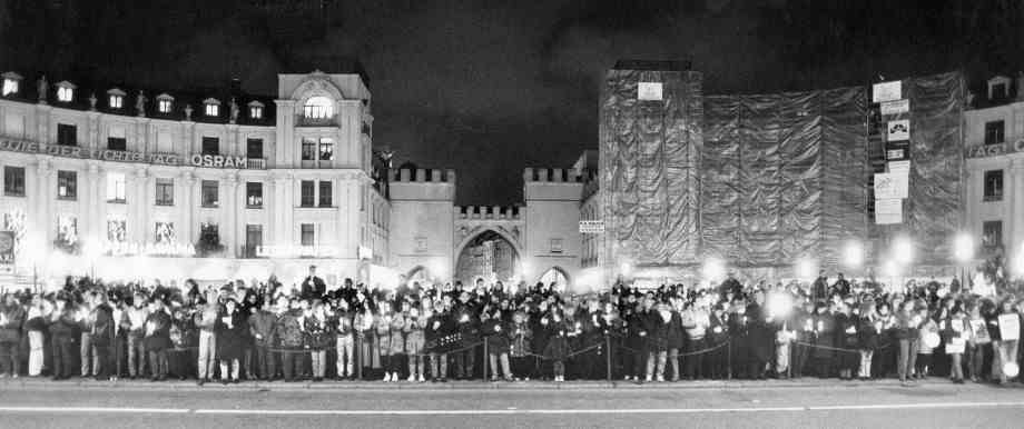 30 years after the chain of lights: on December 6, 1992, 400,000 people took to the streets in Munich with flashlights, lanterns, candles and lanterns to protest against xenophobia and right-wing radicalism.