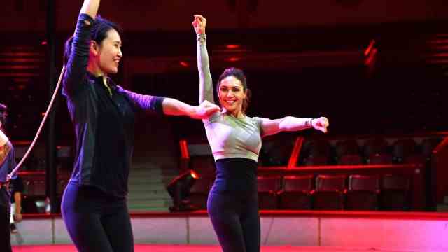 "Stars in the ring": Presenter Nazan Eckes (right) has already trained with the Mongolian artists of the Khadgaa troupe for three days, and she wants to add a fourth day to it.