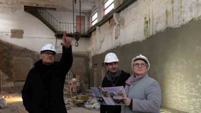 Allach: On the construction site (from left): Authorized officer Michael Griesbeck, site manager Matthias Kukla and project manager Petra Seifert.