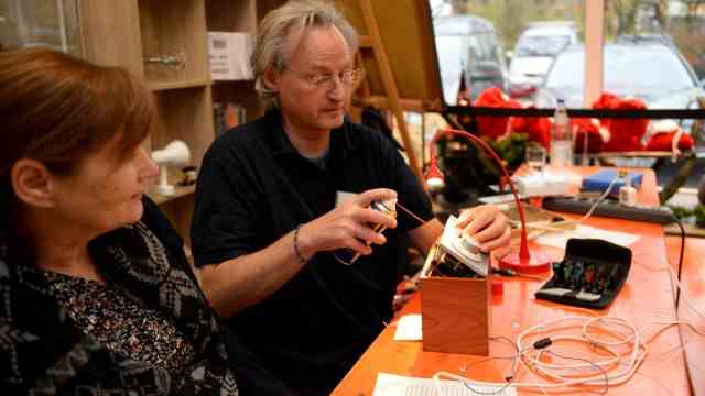 Repair cafés in Munich: Michael Schmidl sometimes prints out missing parts with his 3D printer.