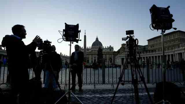 Pope Emeritus Benedict: December 28, 2022, Italy, Rome: Journalists report in front of St. Peter's Square.  Pope Emeritus Benedict XVI.  is according to his successor Francis "very sick".