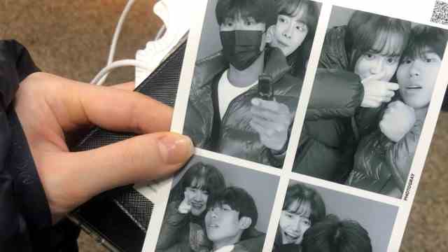 Selfie studios in South Korea: Song Seo-young and her boyfriend Han Seung-won take a picture of themselves in black and white.
