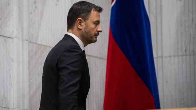 New coalition demanded: Slovakian Prime Minister Eduard Heger leaves the hall before the vote of confidence in Parliament in Bratislava.