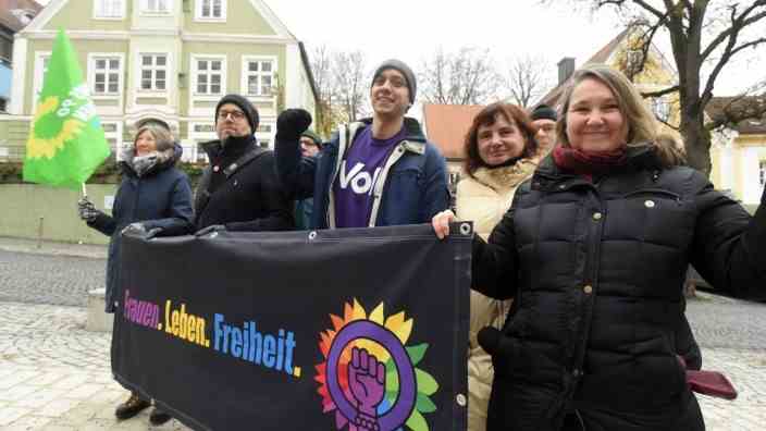 District of Dachau: With the slogan "Women.  Life.  freedom" supporters on Schrannenplatz in Dachau express their solidarity with women in Iran on a banner.
